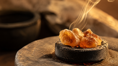 Résine de Benjoin en larmes ambrées sur charbon ardent avec fumée vanillée — apaisement et purification