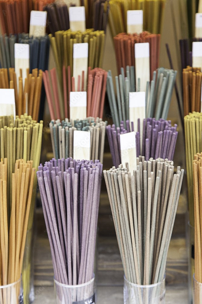Bâton d’encens utilisé lors d’un rituel de relaxation