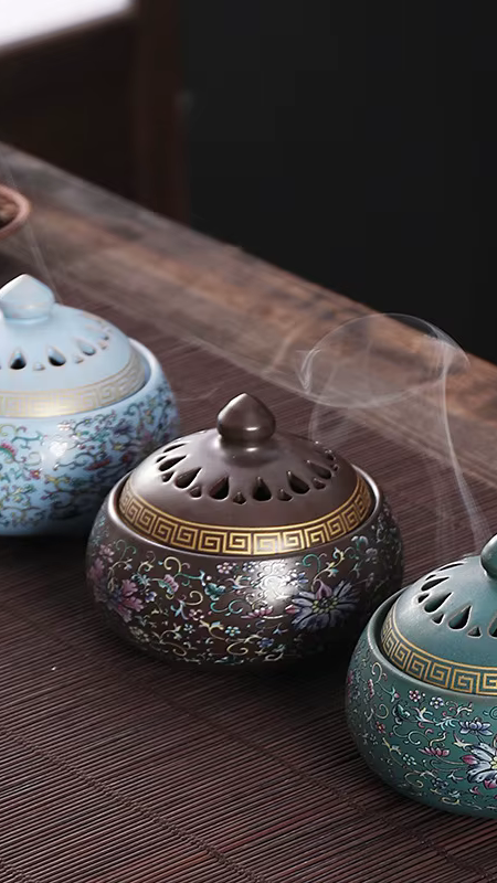 Brûleur d’encens Encensoria avec charbon allumé, dégageant une fumée dense et apaisante.