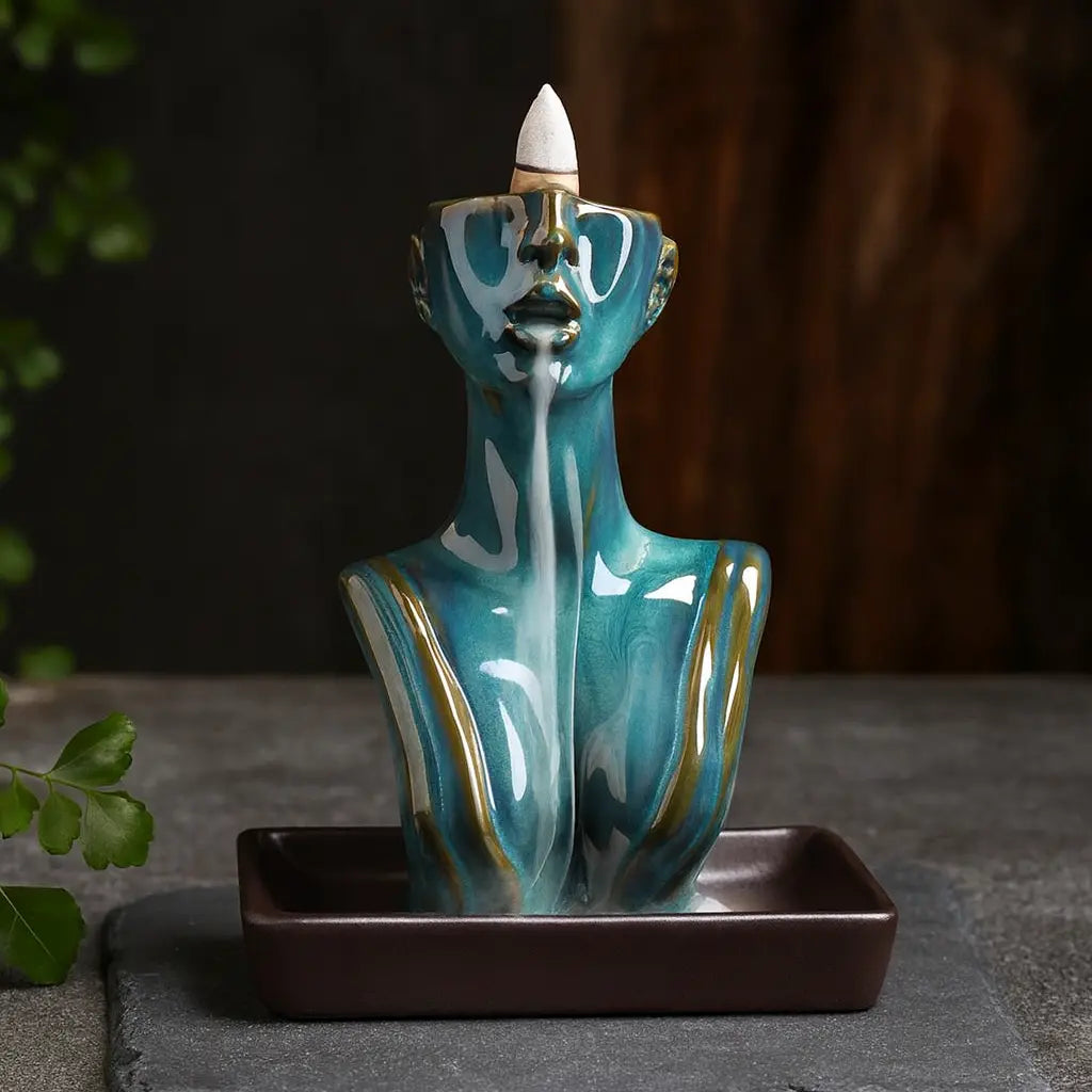 Brûleur d’encens en forme de buste féminin en céramique turquoise avec effet cascade à reflux sur plateau en ardoise