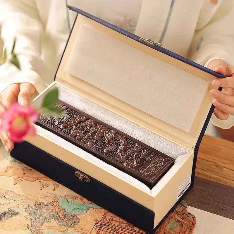 Brûleur en cuivre avec couvercle gravé en relief