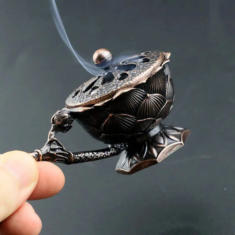 Brûleur d’encens en métal compatible avec bâtonnets et cônes.