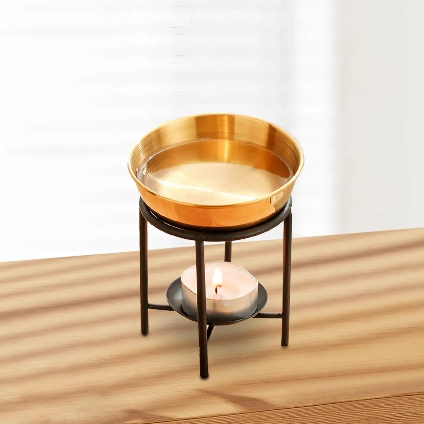 Brûleur d’huiles essentielles moderne avec bougie chauffe-plat allumée