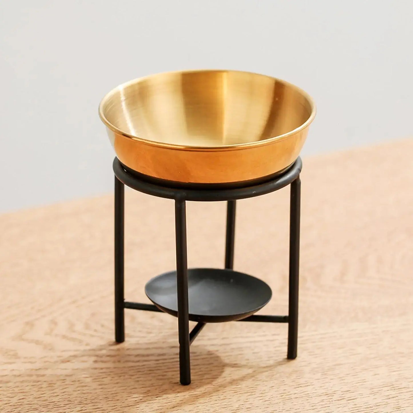 Brûleur d’huiles essentielles moderne en acier inoxydable, vue de face.