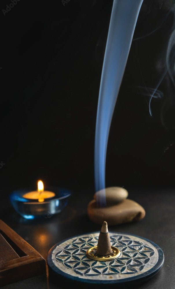Cône d’encens diffusant une fumée légère dans une ambiance zen et naturelle