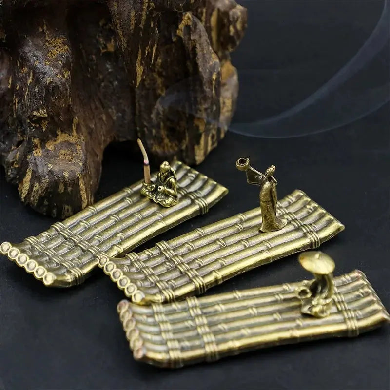 Encensoir en métal représentant un pêcheur, parfait pour une ambiance zen