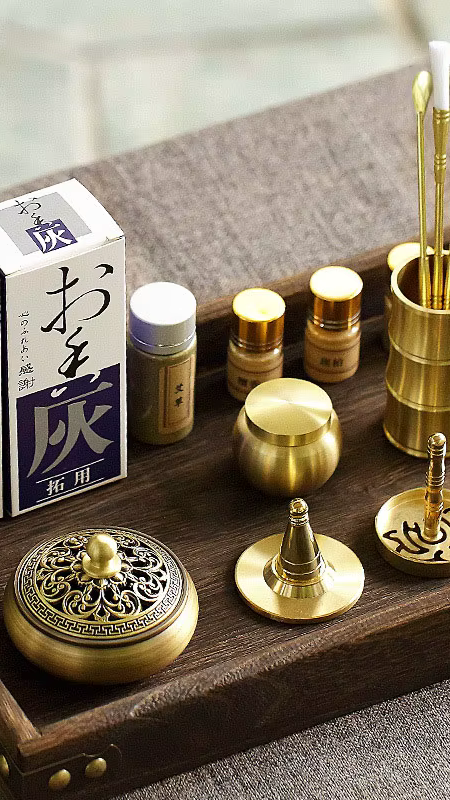 Kit d’encens pour débutants avec accessoires naturels disposés sur une table en bois clair