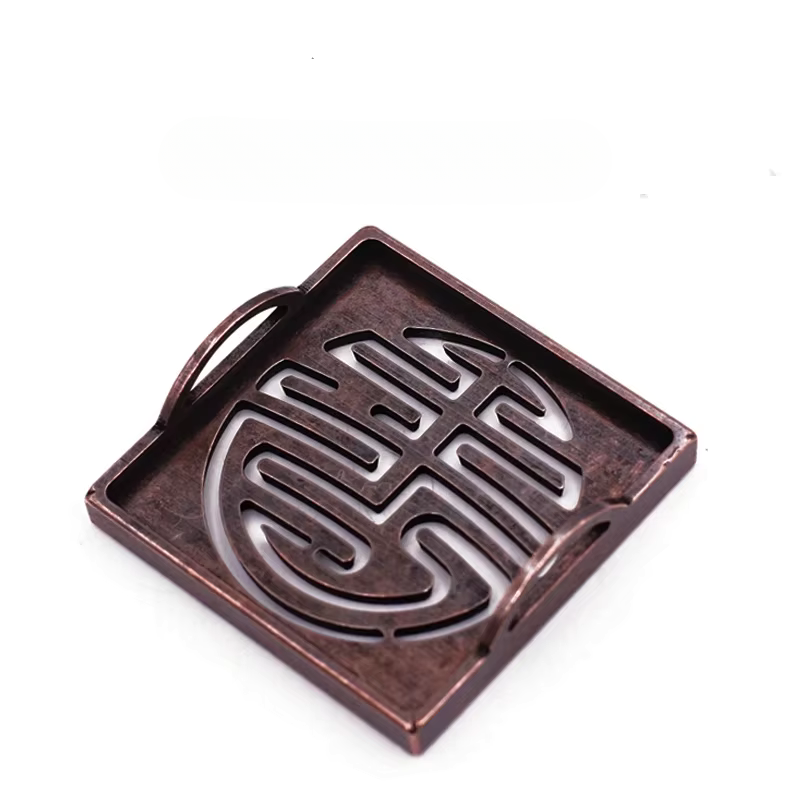 Moule en bronze pour créer des bâtons d'encens uniformes.