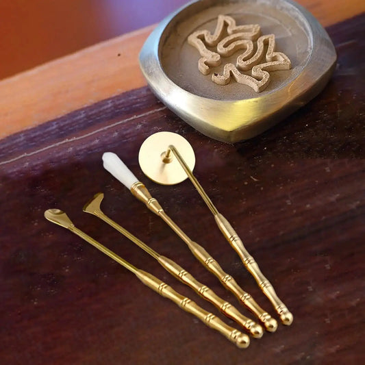 Set d’outils de fabrication d’encens en laiton avec pince et presse.