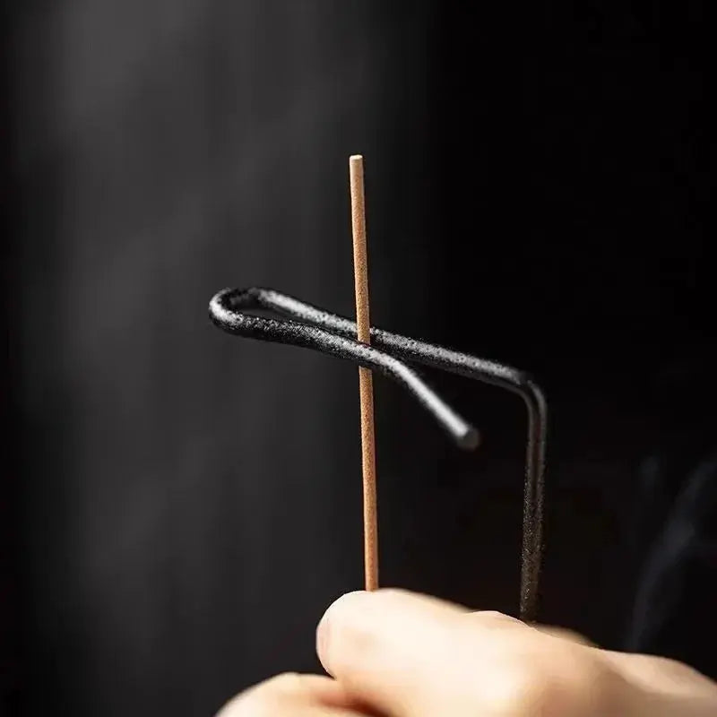 Porte-encens en bois inversé idéal pour l’aromathérapie et la méditation.