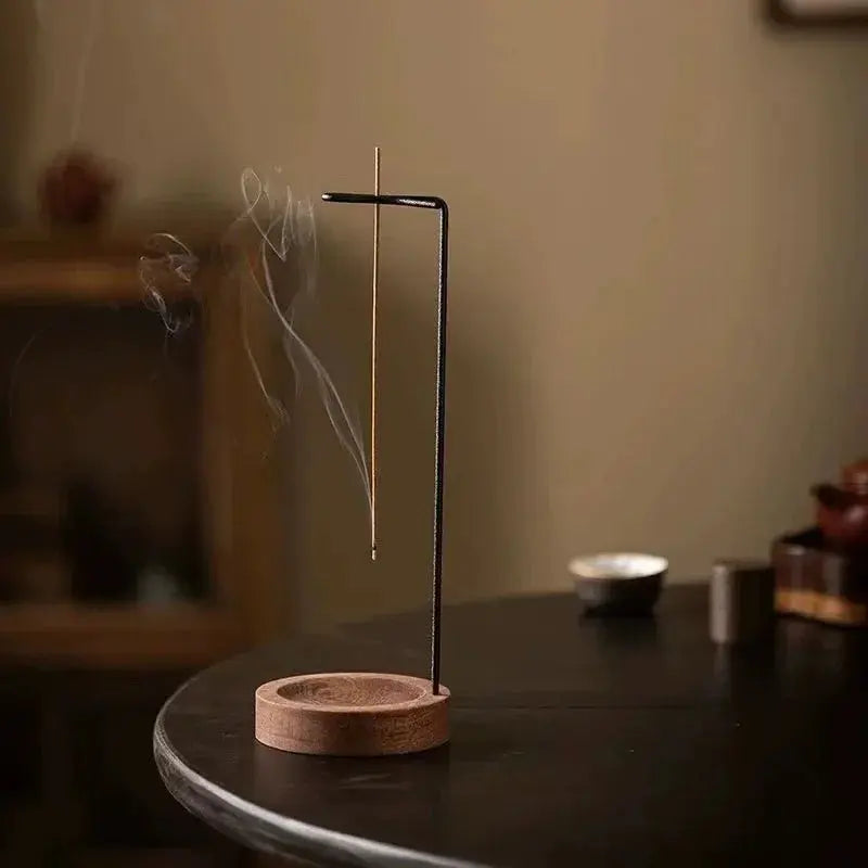 Porte-encens en bois inversé au design élégant et minimaliste.