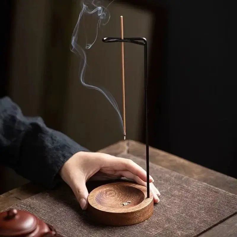 Porte-encens en bois inversé pour un rituel de méditation apaisant.