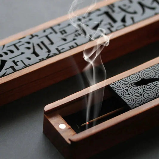 Porte-encens en bois massif antique créant une ambiance relaxante et chaleureuse.