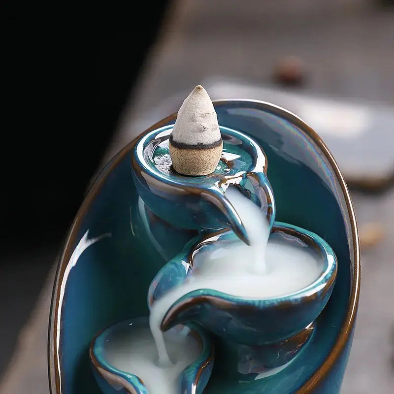 Élégant porte-encens en céramique, parfait pour yoga et détente.