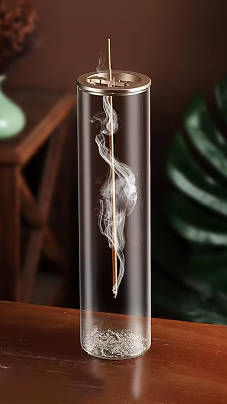 Porte-encens minimaliste dans un décor zen avec fumée d’encens flottante