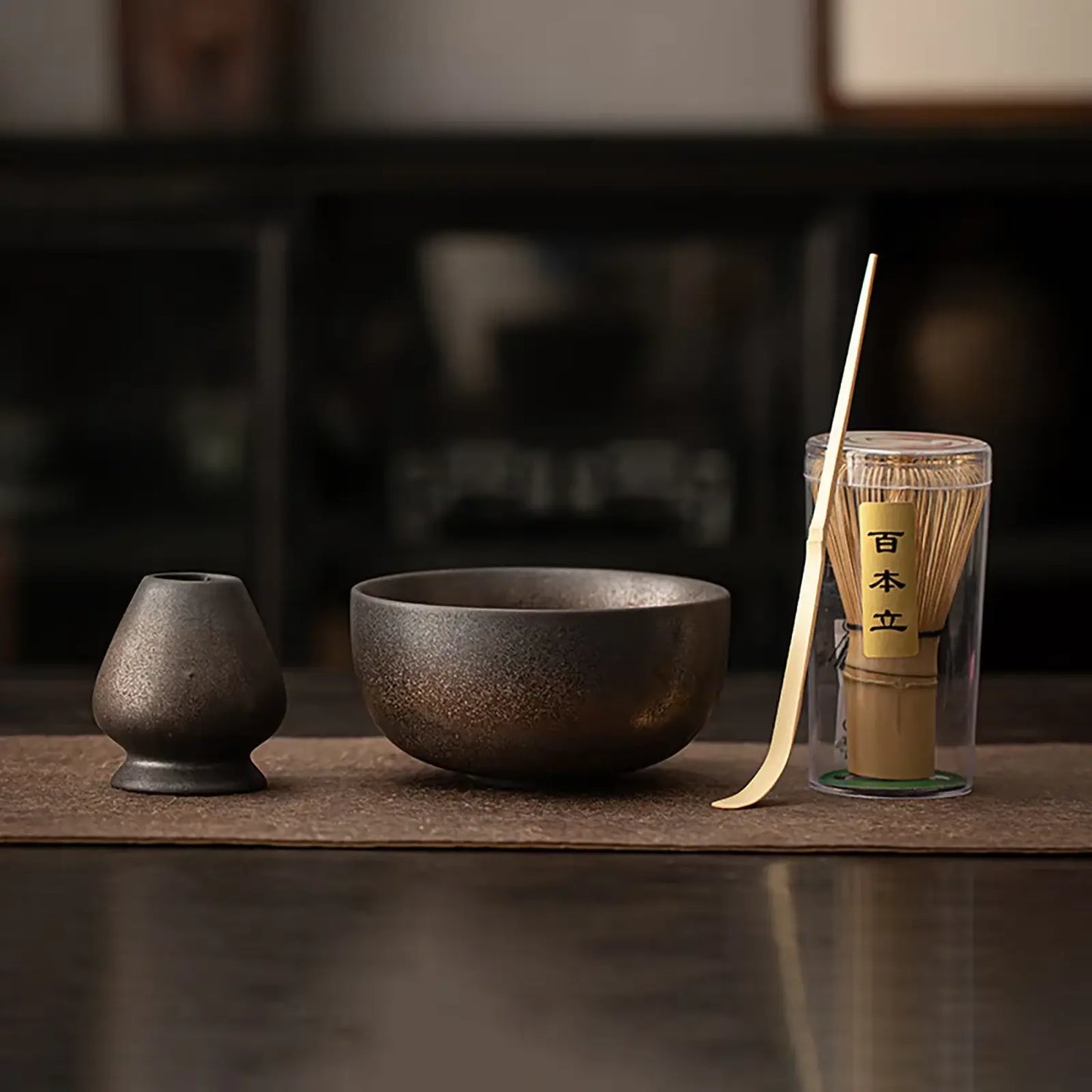 Préparation traditionnelle du thé matcha japonais avec bol et fouet bambou