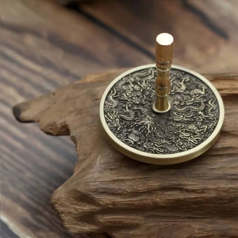 Presse à cendre gravée aux motifs raffinés.