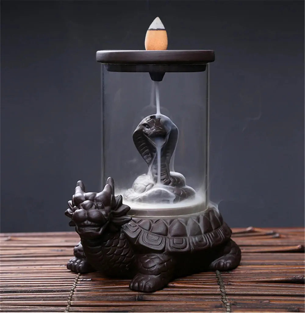 Sculpture dorée dans brûleur d’encens à effet cascade