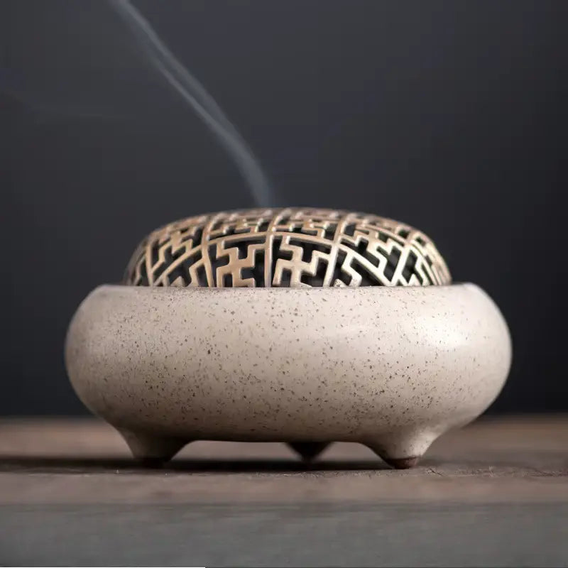 Support céramique zen pour rituel d’encens