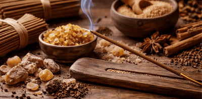 Bâtons d’encens naturels artisanaux et cônes d’encens bruts disposés sur une table en bois, illustrant la composition et la qualité d’un encens naturel