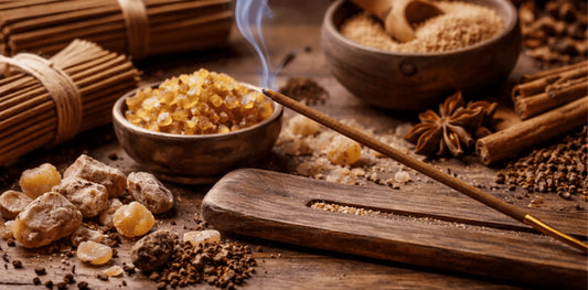 Bâtons d’encens naturels artisanaux et cônes d’encens bruts disposés sur une table en bois, illustrant la composition et la qualité d’un encens naturel