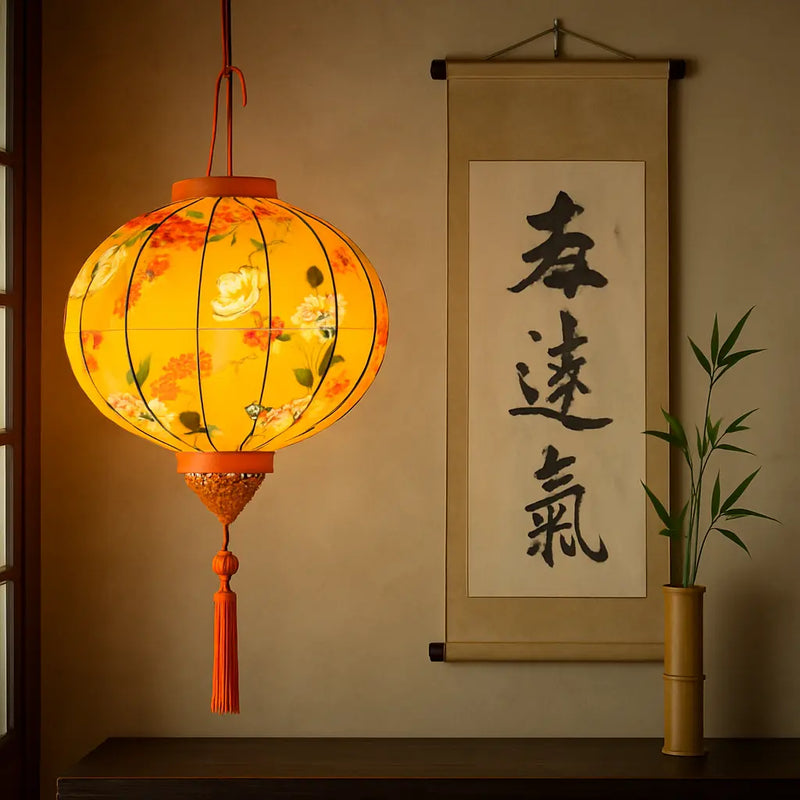 Décoration murale japonaise – lanterne traditionnelle florale illuminée avec kakemono calligraphie et vase bambou pour ambiance zen intérieure