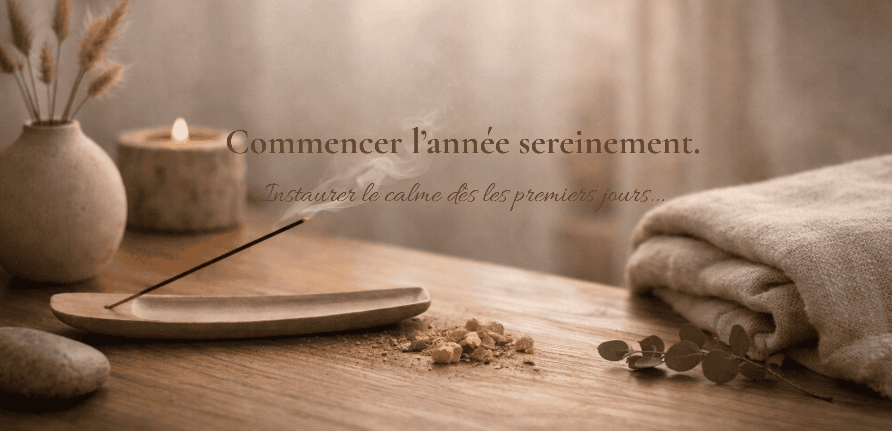 Encens naturel, poudre et résine sur porte-encens dans une ambiance sereine