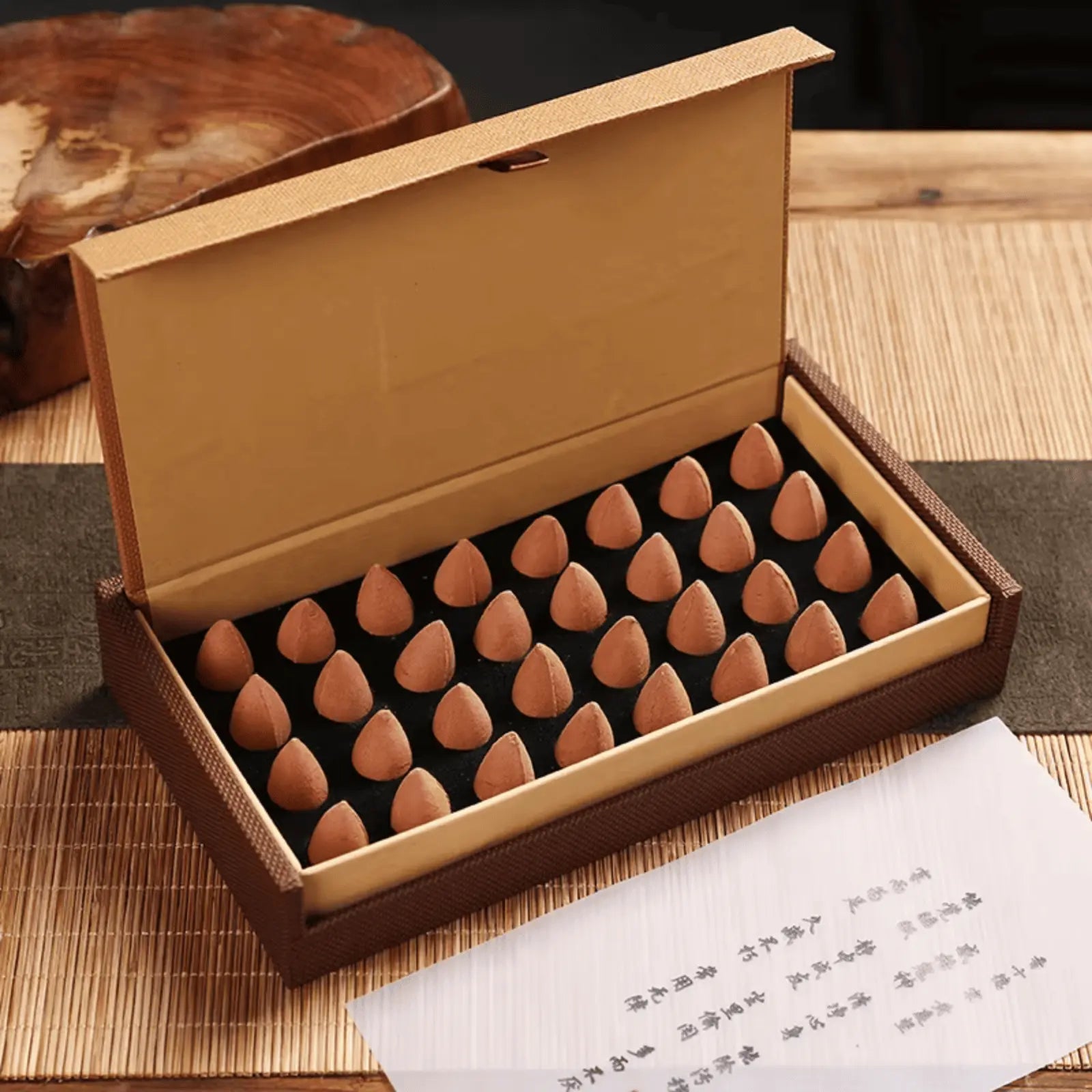 Boîte 32 cônes encens tradition chinoise, conditionnement sobre santal et bois d'agar