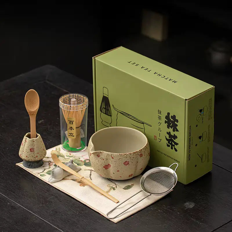 Bol fleuri en céramique pour matcha et cérémonie japonaise
