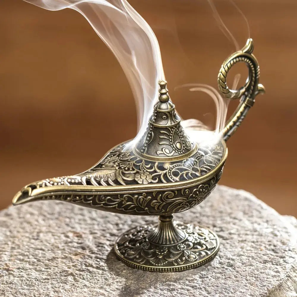 Brûleur d'encens antique en métal, design vintage pour décoration intérieure.