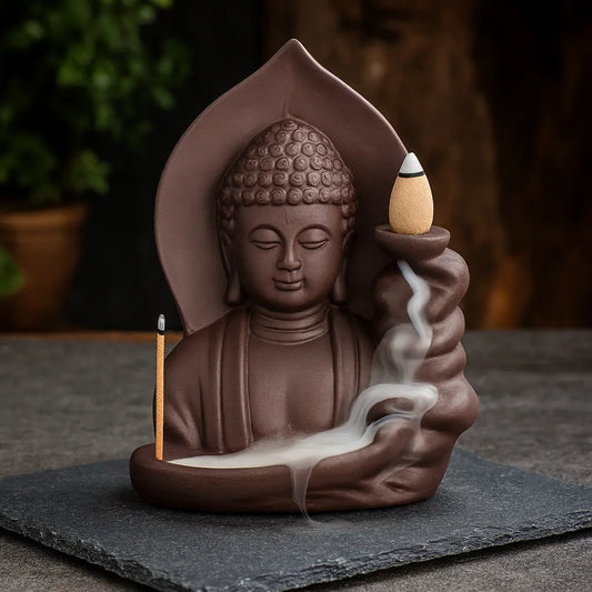 Brûleur d’encens Bouddha en céramique marron avec cascade à reflux et porte-bâton sur table en ardoise