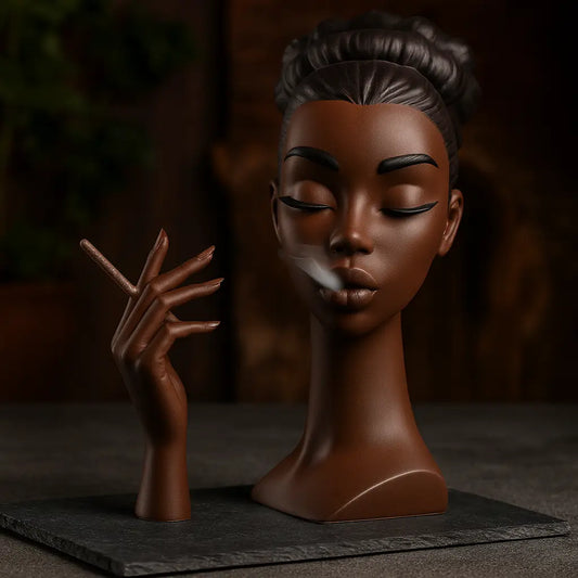 Brûleur d’encens en forme de buste féminin avec main séparée tenant un bâton d’encens, posé sur ardoise avec fond bois sombre
