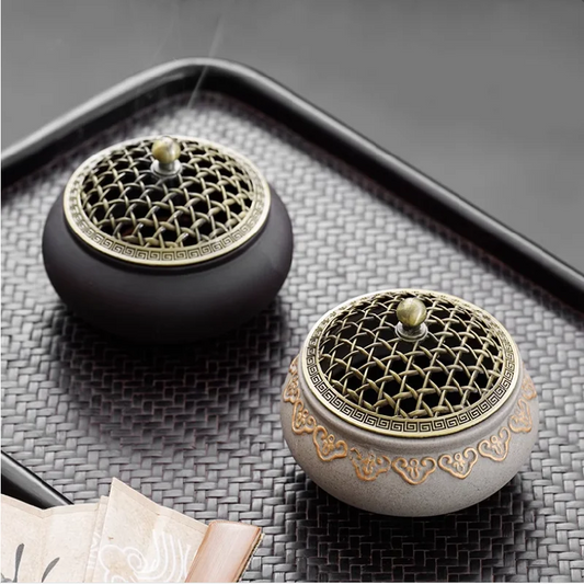 Brûleur d'encens en céramique noir, design élégant.