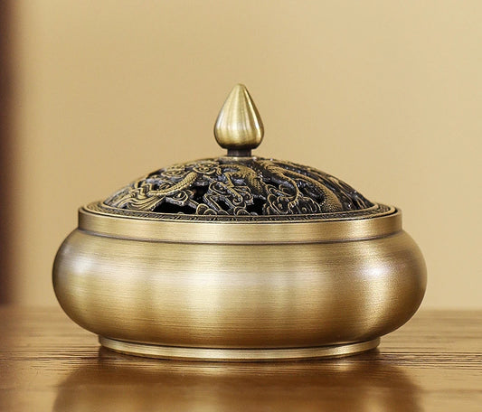Brûleur d’encens en cuivre ancien, parfait pour ambiance zen.