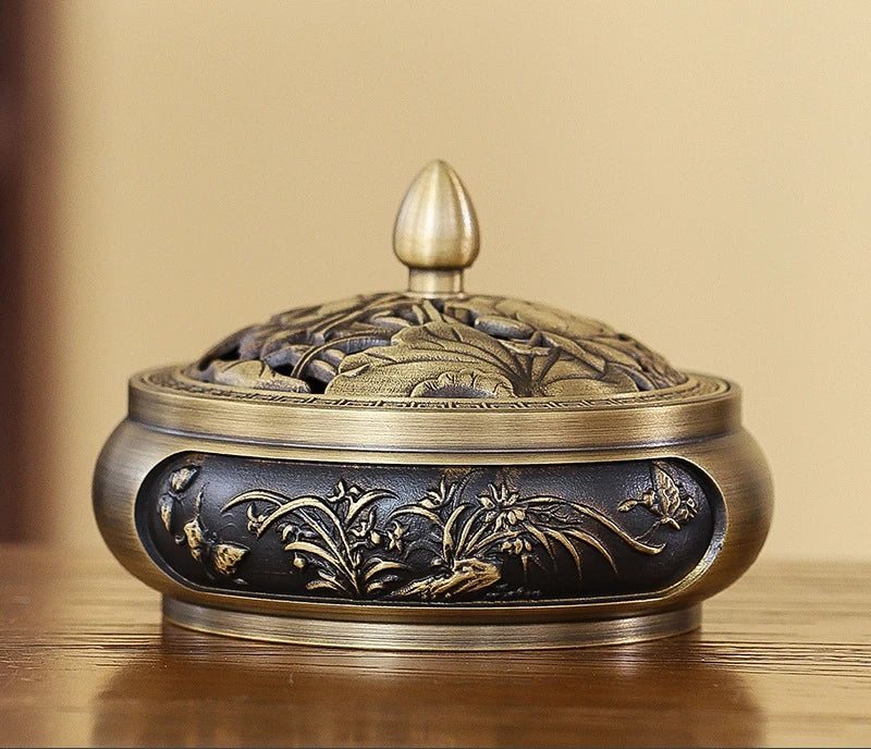 Brûleur d’encens en cuivre décoratif pour intérieur apaisant.