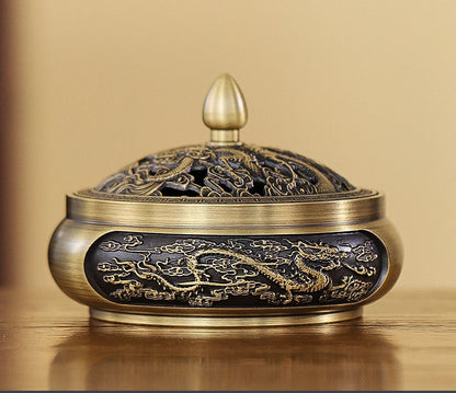 Brûleur d’encens en cuivre avec motifs gravés, style authentique.