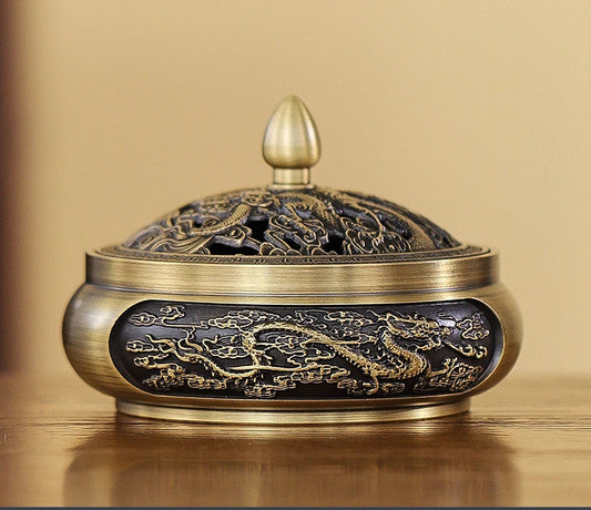 Brûleur d’encens en cuivre avec motifs gravés, style authentique.