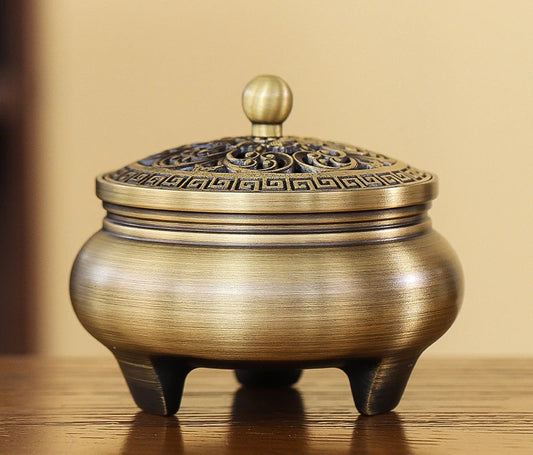 Brûleur d’encens en cuivre rituel, favorisant relaxation et bien-être.