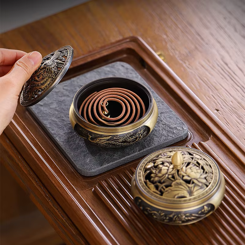 Brûleur d’encens en cuivre traditionnel avec motifs raffinés.