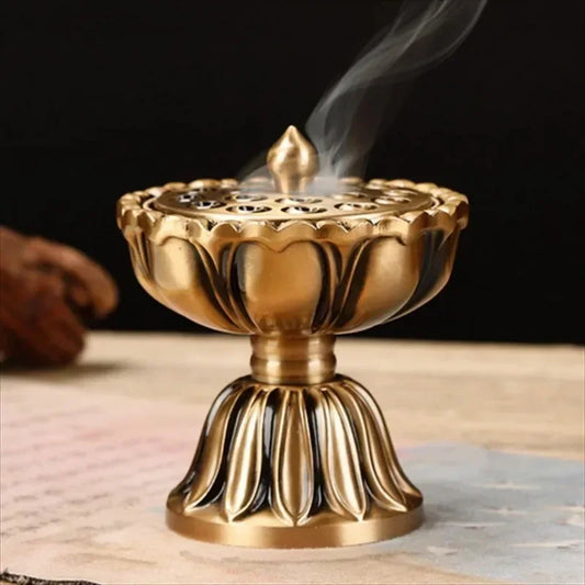 Brûleur d’encens lotus en cuivre ancien vu de face.