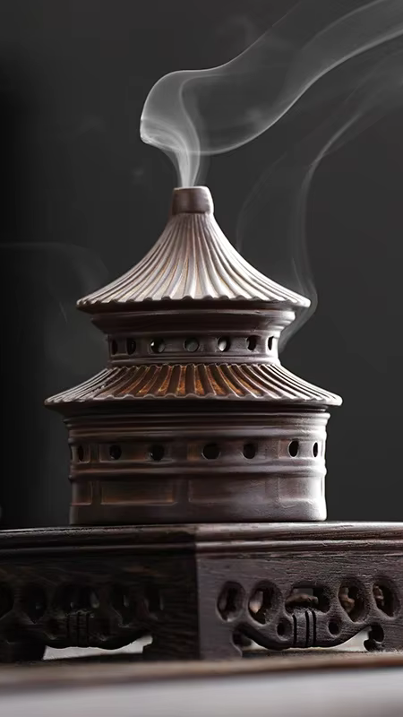 Brûleur d’encens en céramique utilisé pour la combustion de résine naturelle pendant un rituel de purification