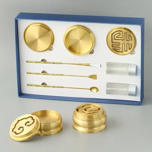 Vue frontale du coffret brûleur d’encens en laiton.