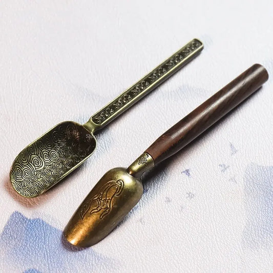 Cuillère à cendre d’encens en cuivre et bois.