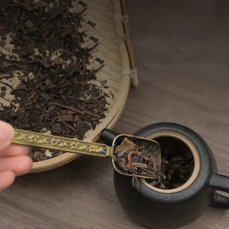 Cuillère thé chinoise motifs nuages bronze, accessoire précis et élégant rituel Kung Fu
