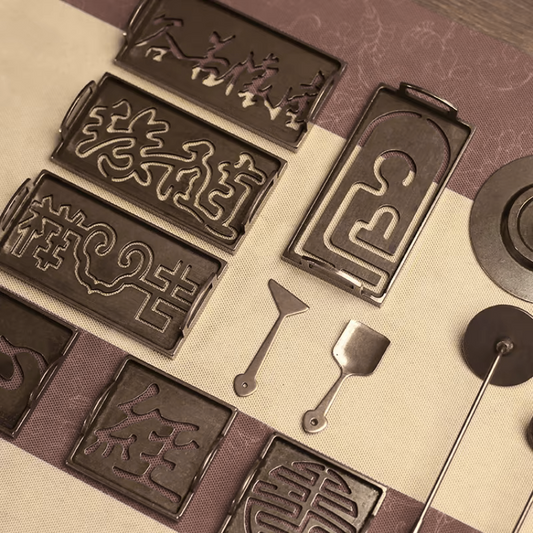 Moule en bronze rectangulaire pour fabrication d'encens artisanal.