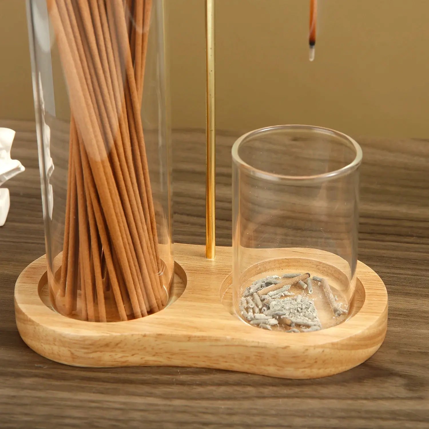 Porte-encens bâtons en verre au design moderne et épuré.