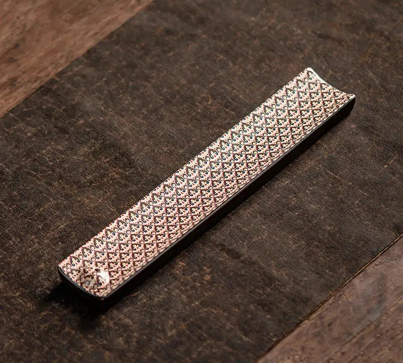 Porte-encens décoratif avec motifs artisanaux uniques