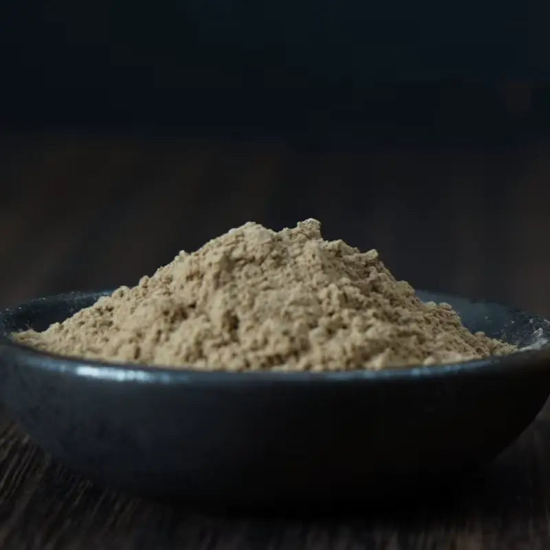 pot traditionnel avec poudre d’encens boisé