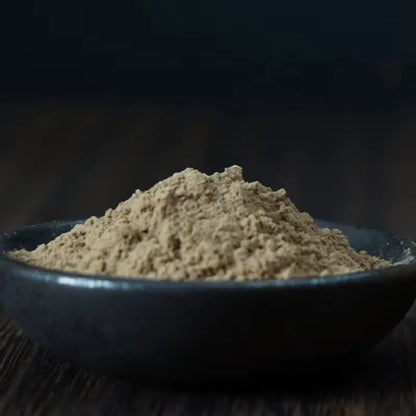 pot traditionnel avec poudre d’encens boisé