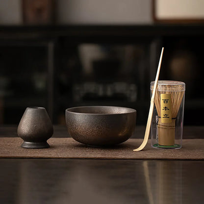 Préparation traditionnelle du thé matcha japonais avec bol et fouet bambou
